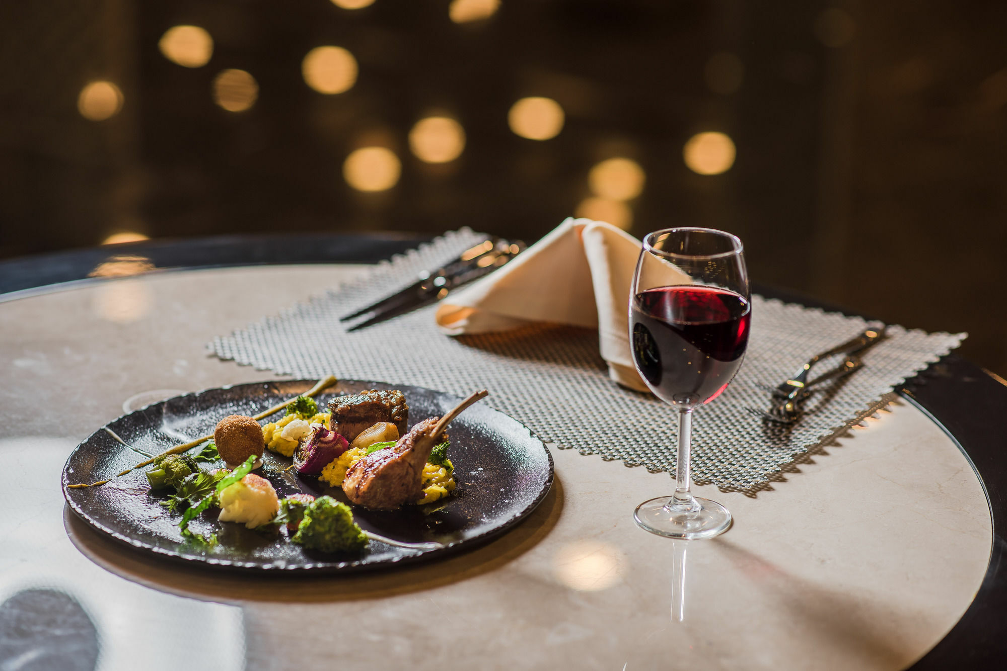 Downtown Ankara Hotel Ngoại thất bức ảnh A glass of red wine